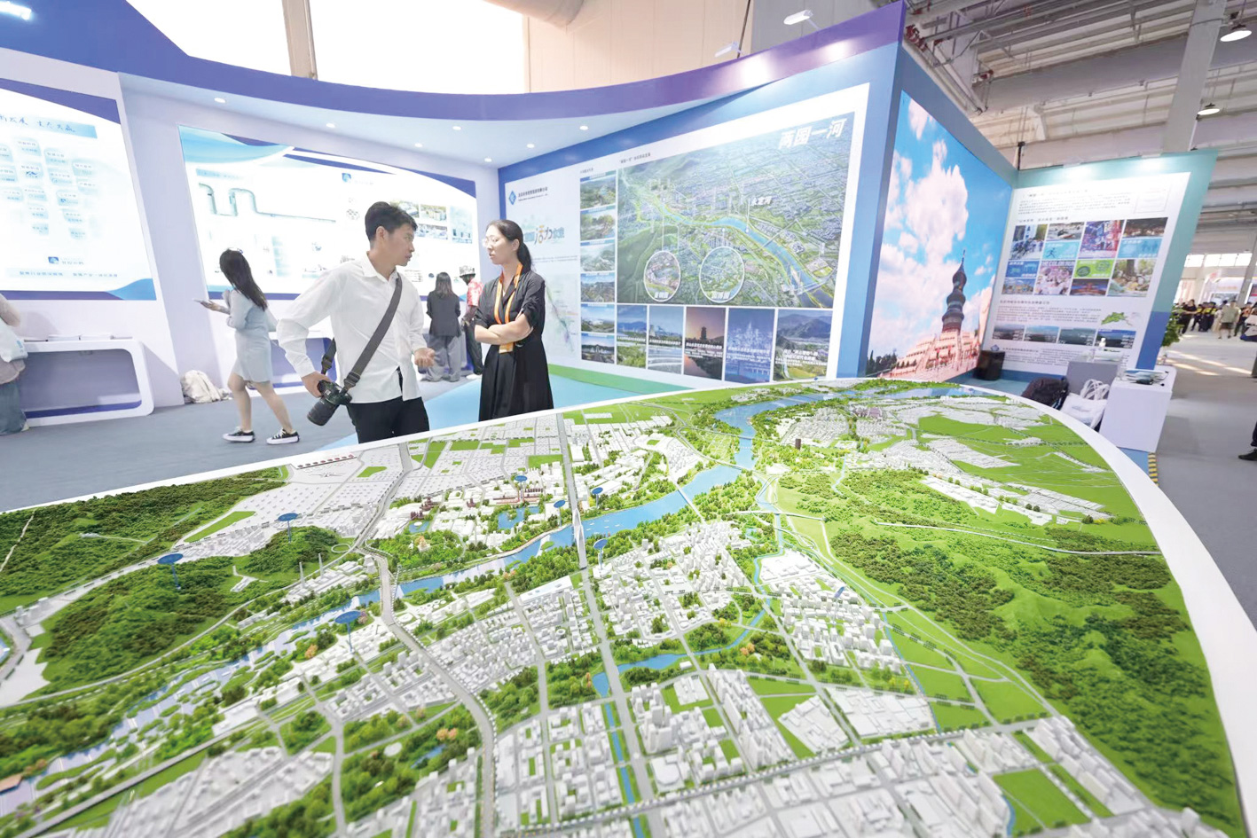 《劳动午报》：一座桥，连通两个市场